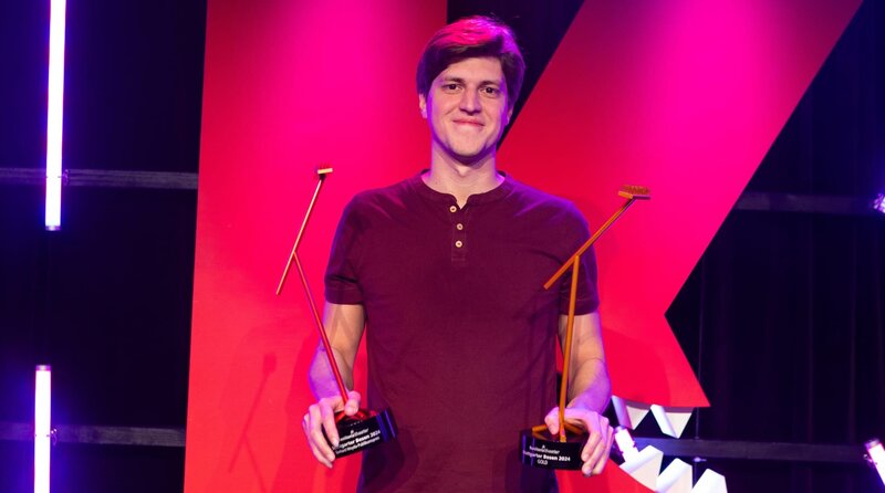 Der Preisträger des Goldenen Besen 2024 ist Liedermacher Falk aus Berlin. Er überzeugte mit unerschrockenen Pointen und überraschenden Wendungen, die sein sprachliches und musikalisches Können zeigen. – Bild: SWR/​Sabine Stumpp