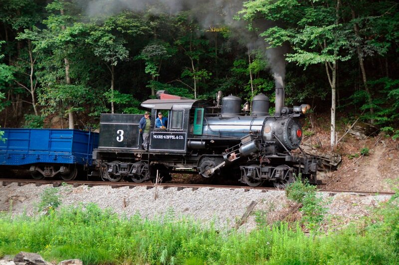Waldbahnlok vom Typ Climax im Tal des Greenbrier Rivers. – Bild: SWR/​Andreas Stirl
