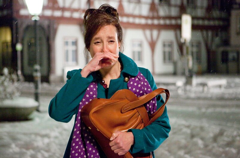 Nanu? Warum stolpert die frisch verliebte Frau Latzel in Tränen aufgelöst über den Marktplatz? – Bild: ARD/​Sabine Hackenberg