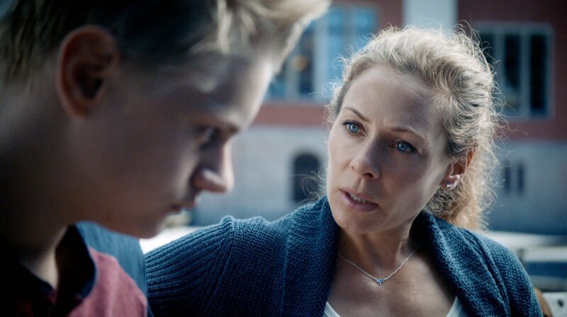 Maria Wern (Eva Röse) erfährt, dass ihr Sohn Emil (Oscar Pettersson) Probleme in der Schule hat – Bild: ARD Degeto/​Warner Bros./​Repro