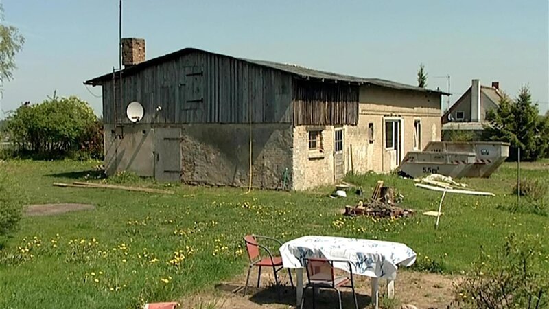 Das Haus, das Wilhelm und Grit gekauft haben, ist eine Katastrophe. Trotzdem wollen sie das Experiment wagen und mit den beiden Söhne Jan und Timm bis Mitte des Jahres einziehen. Doch bis der Hof bewohnbar ist, gibt es noch eine Menge zu tun … – Bild: RTLZWEI