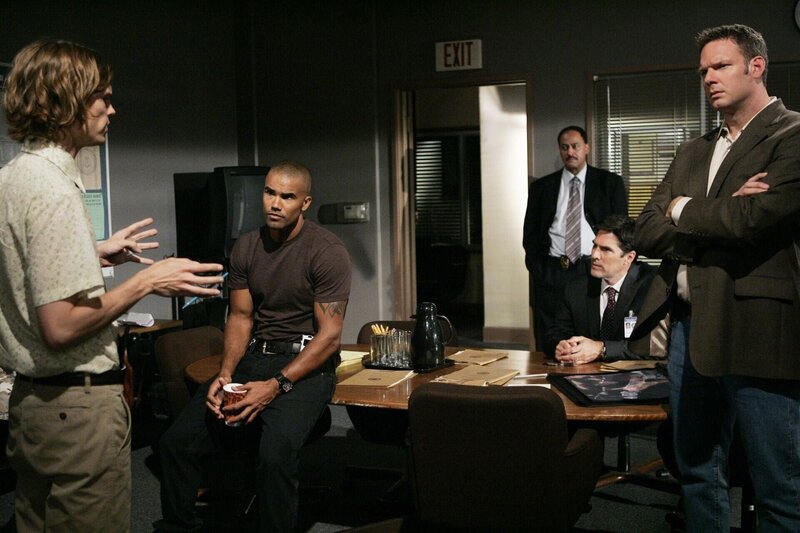 In LA werden Familien umgebracht, die Eltern werden brutal erschlagen und die Kinder durch eine Spritze eingeschläfert. Den Profilern ist klar, dass es sich bei den Tätern um ein Familienhasser-Duo handelt. Reid (Matthew Gray Gubler, l.) erklärt Morgan (Shemar Moore, 2.v.l.), Hotch (Thomas Gibson, 2.v.r.) und Lt. Nellis (Tom Kiesche, r.), was er rausgefunden hat … – Bild: ABC Studios