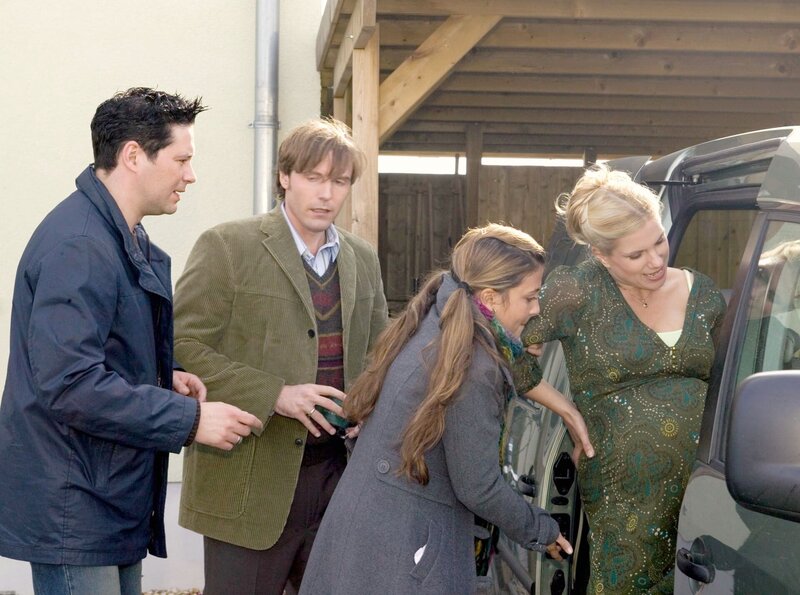 v.re.) und Philipp (Thomas Koch, li.) unter einem Vorwand abreisen wollen, setzen bei Nadja (Isabella Schmid, re.) vorzeitige Wehen ein. Gemeinsam mit Michael (Christph Mory, 2.v.li.) machen sie sich auf den Weg in die Sachsenklinik. – Bild: MDR/​MDR/​Krajewski