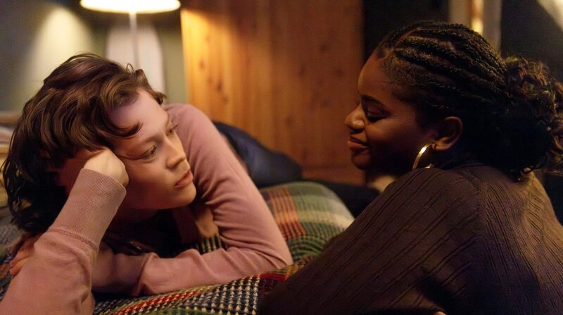 Karlas (Melodie Simina, re.) ehemalige beste Freundin Yvonne (Paula Kober) ist einsam auf Rügen. – Bild: HR/​Degeto/​Jünglinge Film/​Studio Zentral/​Maïscha Souaga