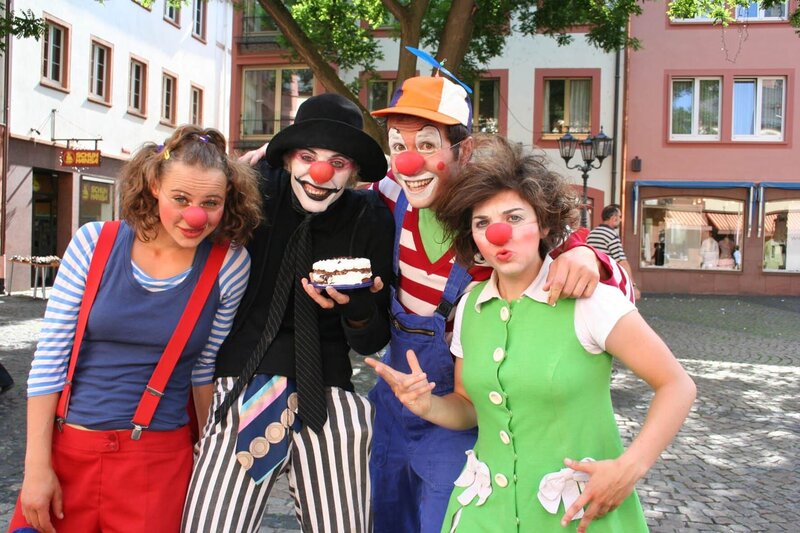 Willi (3.v.li.) macht mit den Clown-Schülern Ruth Albertin (li.), Till Toth (2.v.li.) und Sandra Heine (re.) die Mainzer Fußgängerzone unsicher. – Bild: Bayerischer Rundfunk/​megaherz gmbh