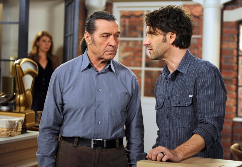 Zufällig hört Regina (Christine Wilhelmi, h.l.) ein Gespräch zwischen Pete (Gunter Ziegler, M.) und Clemens (Falk-Willy Wild, r.) mit und erfährt so, dass Susann die Frau ist, die Clemens liebt … – Bild: ARD/​Nicole Manthey