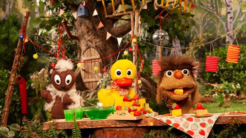 Schnatterinchen, Pittiplatsch und Moppi feiern zusammen. – Bild: rbb/​Christian Merten