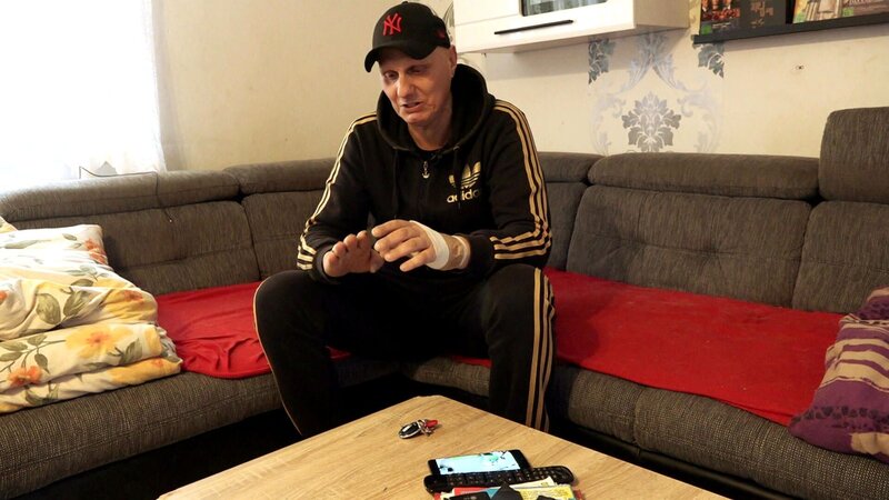 Für Elvis lief die Silvesterfeier anders als geplant: Dem Familienvater ist ein Feuerwerk in der Hand explodiert. Er hatte großes Glück, doch der Schock sitzt noch immer tief. – Bild: RTLZWEI