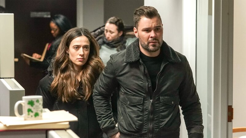 Kim Burgess (Marina Squerciati, l.), Adam Ruzek (Patrick John Flueger, r.) – Bild: AXN Black
