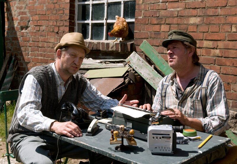 NDR Fernsehen NEUES AUS BÜTTENWARDER, „Guten Appetit“, am Samstag (14.02.15) um 21:10 Uhr. Adsche erzählt von seinem aus dem Ruder gelaufenen Nebenerwerb … v.l.: Adsche (Peter Heinrich Brix) und Brakelmann (Jan Fedder) – Bild: NDR/​Nicolas Maack