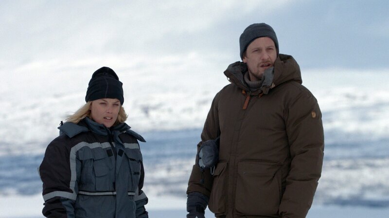 Polizeihundeführer Krister (Jakob Öhrman) und Rebecka (Ida Engvoll); ARD Degeto REBECKA MARTINSSON – DER SCHWARZE STEG, „Rebecka Martinsson – Svart Stig“, am Freitag (18.10.24) um 23:45 Uhr und um 03:00 Uhr im ERSTEN. Polizeihundeführer Krister (Jakob Öhrman) und Rebecka (Ida Engvoll) © ARD Degeto/​Yellow Bird, honorarfrei – Verwendung gemäß der AGB im engen inhaltlichen, redaktionellen Zusammenhang mit genannter Degeto-Sendung und bei Nennung „Bild: ARD Degeto/​Yellow Bird“ (S2+). ARD Degeto/​Programmplanung und Presse, Tel: 069/​1509⁠–⁠335, degeto-presse@degeto.de – Bild: ARD Degeto/​Yellow Bird