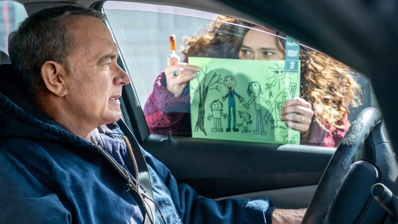 Immer diese Störungen: Otto (Tom Hanks) freut sich zunächst nicht über die Zeichnung von Marisols (Mariana Treviño) Töchtern. – Bild: ZDF und Niko Tavernise Immer diese Störungen: Otto (Tom Hanks) freut sich zunächst nicht über die Zeichnung von Marisols (Mariana Treviño) Töchtern. – Bild: ZDF und Niko Tavernise