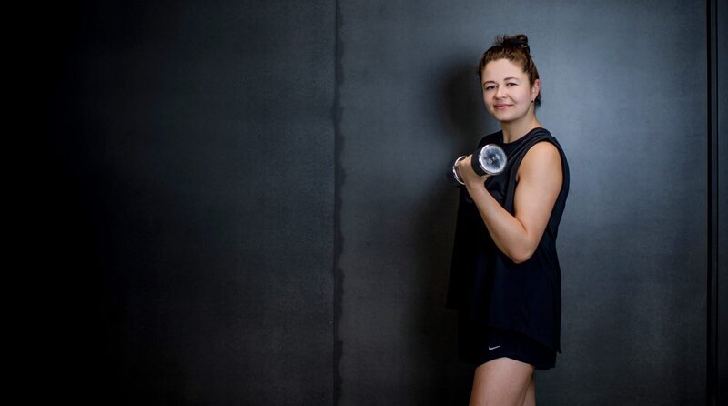 Protagonistin Leonie Poppe im Fitnessstudio. Weiteres Bildmaterial finden Sie unter www.br-foto.de. – Bild: WDR/​BR/​Johanna Schlüter