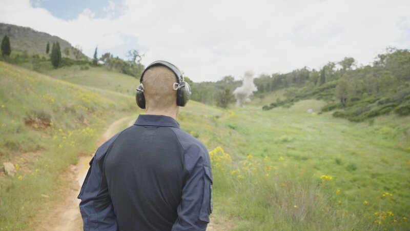 Der Mann steht – Bild: Hat Trick International Limited