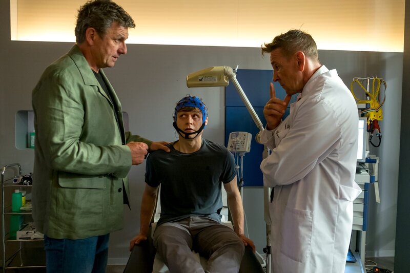 Dr. Martin Gruber (Hans Sigl, l.) und Dr. Alexander Kahnweiler (Mark Keller, r.) versuchen, die Ursache für Vinzent Neumüllers (Tom Böttcher, M.) Erschöpfungszustand herauszufinden. – Bild: ZDF