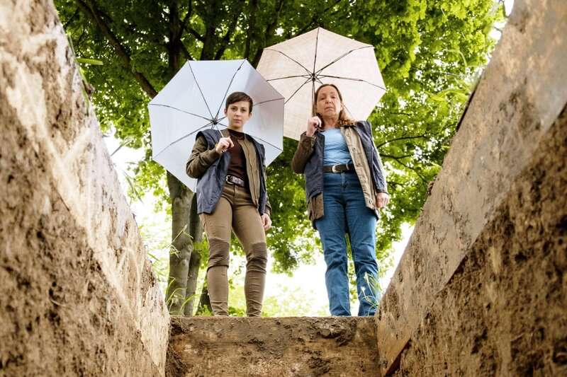 v.li.: Heidi Mai (Tanja Raunig) und Gerti Bruckner (Susi Stach) – Bild: ORF/​Lotus Film/​Petro Domenigg /​ ZDF und ORF/​Lotus Film/​Petro Dom