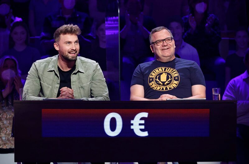 Rateteam-Kapitän Elton (r.) mit Reality-TV-Darsteller und Unternehmer Dominik Stuckmann (l.). – Bild: ARD/​Morris Mac Matzen