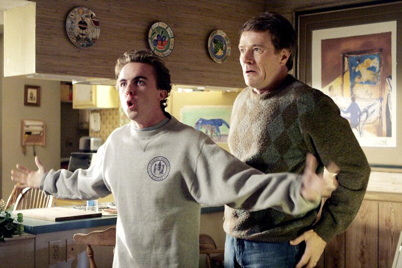 „Malcolm mittendrin“, „Das Geisterhaus.“ Malcolm und Reese nehmen an einer Halloween-Tour durch ihre Nachbarschaft teil. Der Tourführer verspricht, ihnen die Häuser, in denen die grausamsten Morde passiert sind, zu zeigen. Die beiden sind gehörig überrascht, als der erste Stopp ihr eigenes zu Hause ist.Im Bild (v.li.): Frankie Muniz (Malcolm), Bryan Cranston (Hal). – Bild: ORF (FS1/​FS2) /​ ORF1