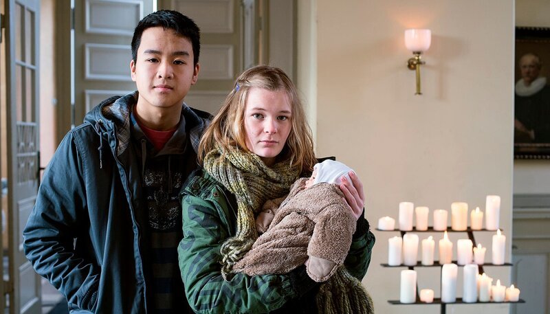 Die jungen Eltern Paloma (Gro Swantje Kohlhof, r.) und Winni (Anh-Quoc Doan). – Bild: rbb/​NDR/​Degeto/​Sandra Hoever