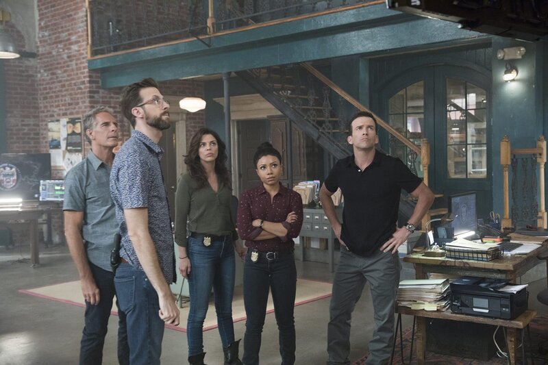 Tun alles, um den entführten Sohn von Dr. Loretta Wade zu finden: (v.l.n.r.) Special Agent Dwayne Pride (Scott Bakula), Sebastian Lund (Rob Kerkovic), Tammy Gregorio (Vanessa Ferlito), Sonja Percy (Shalita Grant) und Christopher LaSalle (Lucas Black) … – Bild: CBS Broadcasting, Inc.