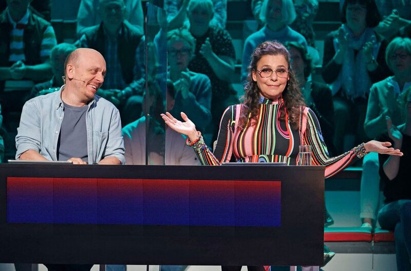 Rateteam-Kapitän ernhard Hoëcker (l.) und die Sängerin Julia Neigel (r.) bilden ein Rateteam. – Bild: ARD/​Morris Mac Matzen
