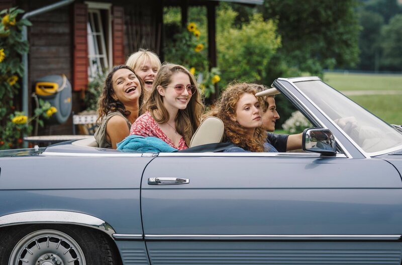 Tom (Moritz Bäckerling, re.) hat Mila Leitner (Nadja Sabersky, 2. v. re.) und ihre Freundinnen Jasmin (Enya Elstner, 3. v. li.), Klara (Berit Vander) und Leni (Taneshia Abt, li.) mitgenommen. – Bild: ARD Degeto/​Hendrik Heiden