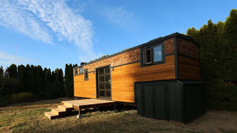 The SO Tiny Homes crew surprised tiny home owner Michael Thompson with a garage beneath the gooseneck to store his motorcycle, as seen on Tiny House, Big Living. – Bild: 2017, Scripps Networks, LLC. All Rights Reserved.