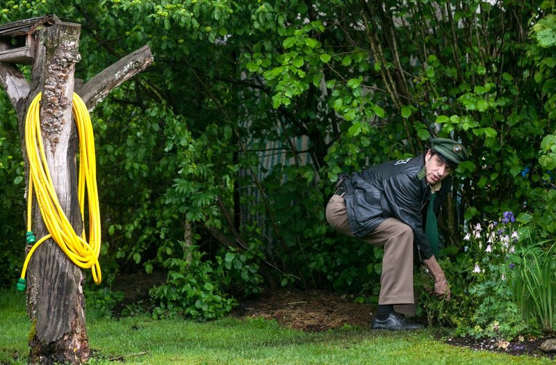 Holger Döhla möchte seinen Wagen bei der Polizei abholen, nachdem dieser aus dem Halteverbot abgeschleppt worden war. Bei der Übergabe fällt Staller auf, dass der Wagen von Herrn Döhla Flüssigkeit verliert. Bei der Flüssigkeit handelt es sich jedoch nicht, wie Hubert zuerst annimmt, um Öl – aus dem Kofferraum des Autos tropft vielmehr Blut! Eine zerstückelte Leiche ohne Herz – Hubert und Staller stehen vor der Aufgabe, einen besonders grausigen Mord zu klären. Sie starten mit ihren Ermittlungen dort, wo der Wagen abgeschleppt worden war – vor einem Baumarkt. Nach einem Gespräch mit der Verkäuferin und einem Blick auf die Kassenbons vom Vormittag kommt Staller zu dem Schluss, dass der Täter vermutlich Blumenerde zum Vergraben der Leichenreste gekauft hat. Staller fertigt nach den Angaben der Verkäuferin eine Phantomzeichnung an. Inzwischen kann in der Pathologie von Dr. Anja Licht anhand des Gebisses die Identität der Leiche geklärt werden: Es handelt sich um Juliya Döhla, die Frau von Holger Döhla. Als Hubert und Staller Holger Döhla die Nachricht überbringen, gesteht der Ehemann, dass am Morgen der Tat 200.000 Euro aus seinem Privatsafe verschwunden sind – wie es aussieht, wollte seine Frau sich mit etwas Startkapital aus dem Staub machen. Wo ihre Reise dann ihr vorschnelles Ende gefunden hat, steht kurze Zeit später fest. Denn während Stallers Phantombild zur Verhaftung einer Unschuldigen führt, sorgt Spaziergängerin Waltraud Fleischer für neue Spuren. Eigentlich will die Dame nur ihren toten Hund ins Revier bringen, weil sie vermutet, dass der vergiftet worden ist. Als Staller bei der Untersuchung des toten Tieres jedoch in dessen Rachen den Herzschrittmacher von Juliya Döhla findet, lassen sie sich von der Dame zu der Schreinerei von Patrick Berger bringen, vor der der Hund von Frau Fleischer den verhängnisvollen Bissen aufgeschnappt hatte. – Bild: ARD/​TMG/​Chris Hirschhäuser