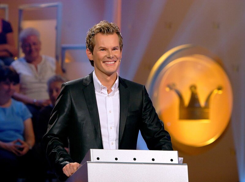 SWR Fernsehen SCHLAUBERGER – QUIZZEN, WAS SPASS MACHT!, „Folge 24“. Moderator Malte Arkona stellt seinen Kandidaten wieder vor kniffelige Aufgaben. – Bild: SWR/​Peter A. Schmidt