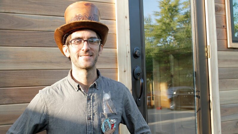 Tiny house designer and builder Danny Weddle is feeling proud as his client Bill Oesterle’s tiny home gets closer and closer to being finished and is already looking like a dream come true, as see on Tiny House, Big Living. – Bild: 2017, Scripps Networks, LLC. All Rights Reserved.