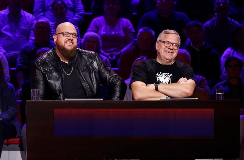 Rateteam-Kapitän Elton (r.) mit Musiker Pascal Bock r.). – Bild: ARD/​Morris Mac Matzen
