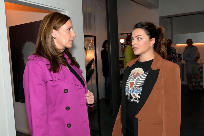 Emily (Anne Menden, r.) sagt Katrin (Ulrike Frank) zu, Stillschweigen zu bewahren, was Katrins Trennung von Tobias betrifft. – Bild: RTL /​ Rolf Baumgartner