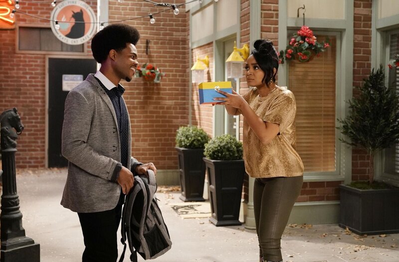 Carter (Julian Gant, l.); Randi (Kyla Pratt, r.) – Bild: FOX MEDIA LLC. /​ Lisa Rose
