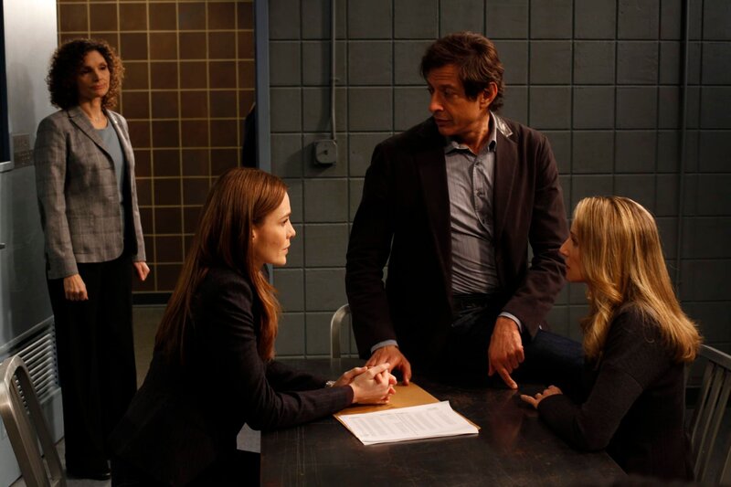 Brooks (Mary Elizabeth Mastrantonio, l.), Stevens (Saffron Burrows, 2.v.l.) und Nichols (Jeff Goldblum, 2.v.r.) tappen im Fall des ermordeten James im Dunkeln, bis Caruso (Tracy Pollan, r.) ein schockierendes Detail über ihre Tochter offenbart … – Bild: 13th Street