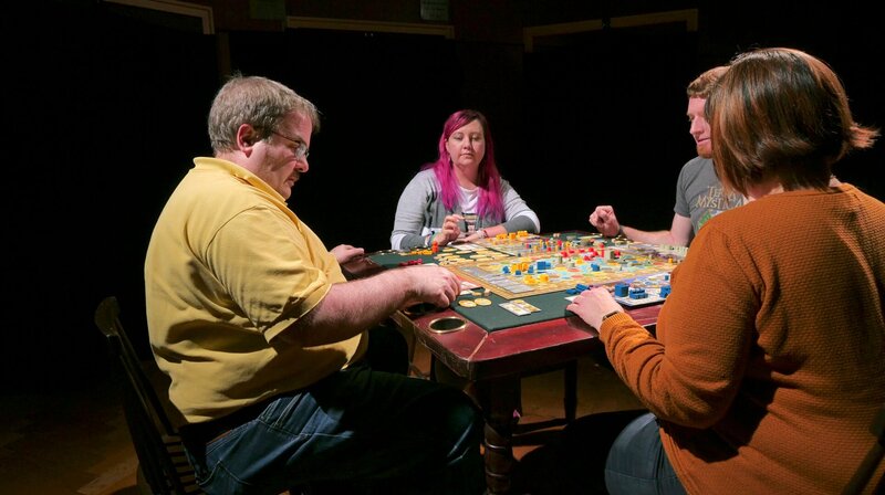 Die Spielgruppe spielt das Brettspiel Terra Mystica. Dieses Bild kann für alle drei Teile verwendet werden. – Bild: HR/​Feuerland Spiele/​Helge Ostertag/​Dennis Lohausen