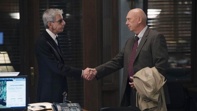 L-R: John Munch (Richard Belzer) und Donald Cragen (Dann Florek) – Bild: RTL /​ NBC Universal