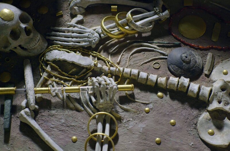 Eine Grabstätte aus der Kupfersteinzeit im Westen der bulgarischen Stadt Warna – Bild: Grand Angle Productions