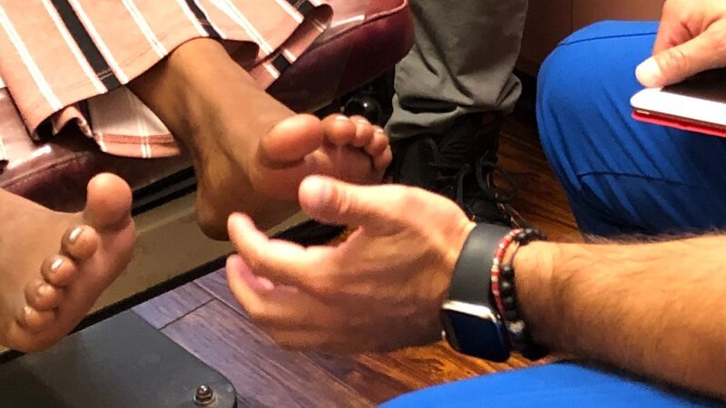 Dr. Brad gestures at Kiara Barnett’s feet. – Bild: Discovery Communications, LLC
