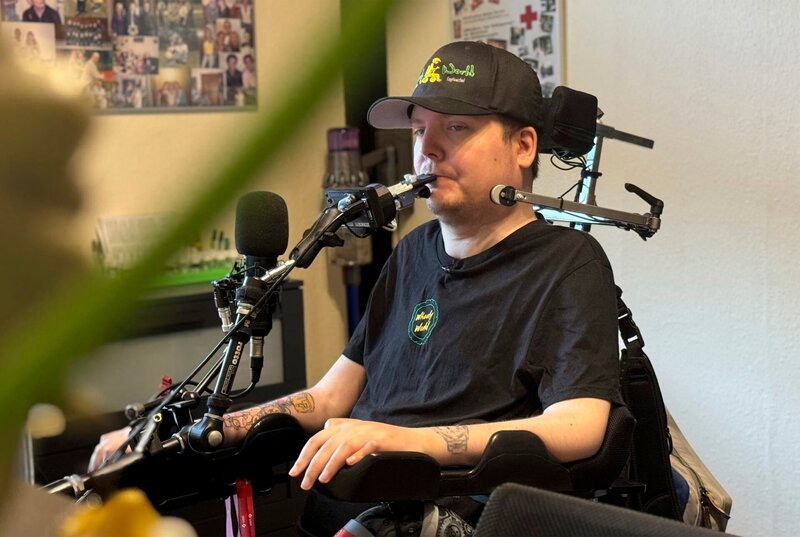 Streamer Dennis Winkens nutzt einen Quadstick zum Zocken und zur Arbeit als Technischer Redakteur. Mit dem Hilfsmittel kann er Spiele und Computerprogramm bedienen. – Bild: MDR/Sophia Erbe Streamer Dennis Winkens nutzt einen Quadstick zum Zocken und zur Arbeit als Technischer Redakteur. Mit dem Hilfsmittel kann er Spiele und Computerprogramm bedienen. – Bild: MDR/Sophia Erbe