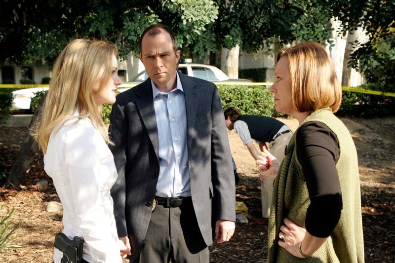 Um den Täter fassen zu können, wird Suzanne Cole (Moira Price, r.) von ‚JJ‘ (AJ Cook, l.) und Det. Jim Griffith (Shawn Michael Patrick, M.) über die Tote befragt … – Bild: MICHAEL DESMOND /​ 13TH Street ABC Television Studio