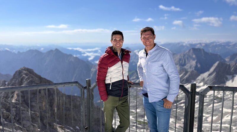 Dominik Glöbl (links) mit dem ehemaligen Speed-Skirennläufer Thomas Dreßen. – Bild: BR/​Constantin Entertainment