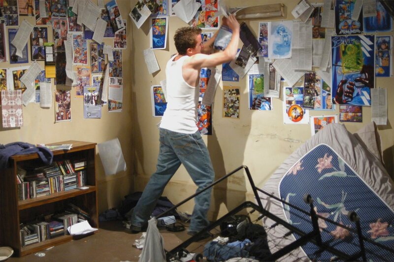 Nach und nach kommen die Profiler dahinter, dass Jonny (Frankie Muniz) tatsächlich der Gesuchte ist, der nachts ein zweites Leben als Rächer führt. Er hat eine posttraumatische Störung, von dessen Ursachen er am Tage allerdings nichts ahnt … – Bild: 13TH STREET_2007 ABC Television Studio.