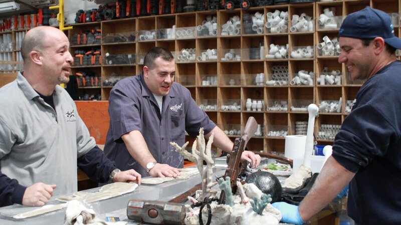 Wayde, Brett and Nick are discussing the inserts in the work station. – Bild: Discovery Communications