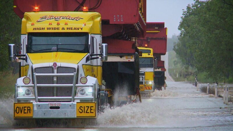 Truck on the road. – Bild: Warner Bros. Discovery