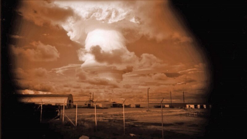 Bei der Explosion einer Atombombe steigt ein Feuerball in die Luft. Dieser zieht Asche und Staub mit sich – die bekannte Pilzform entsteht. – Bild: Nuclear Test Archive/​ Off the Fence