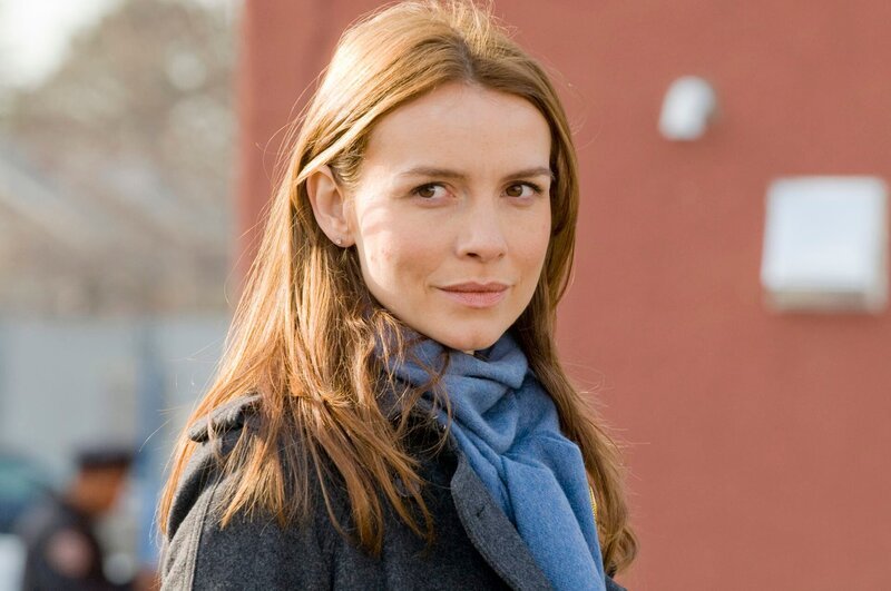 Safron Burrows as Detective Serena Stevens – Bild: 13th Street