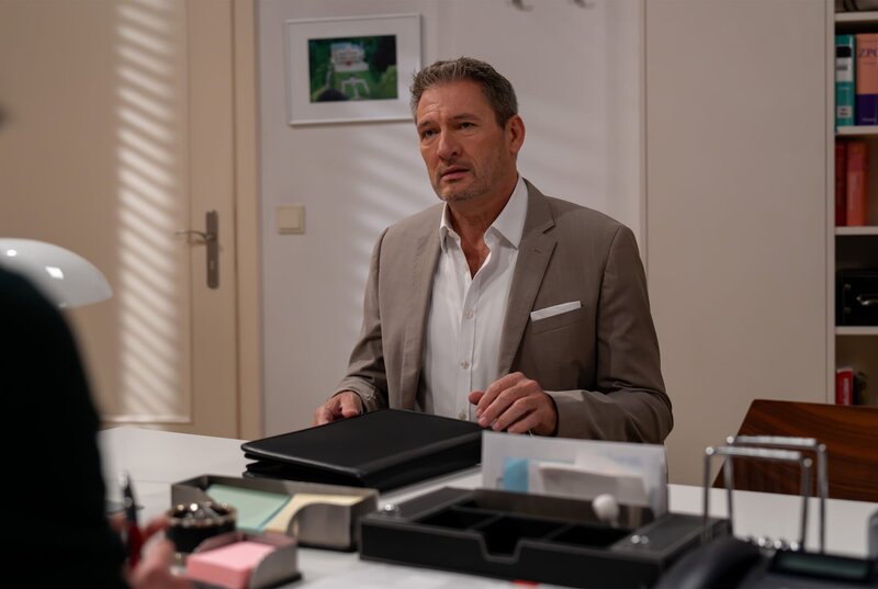 Christoph (Dieter Bach) ist erleichtert, dass Sophia Geschäft und Privatleben gut trennen kann. – Bild: ARD/​WDR/​Thomas Neumeier