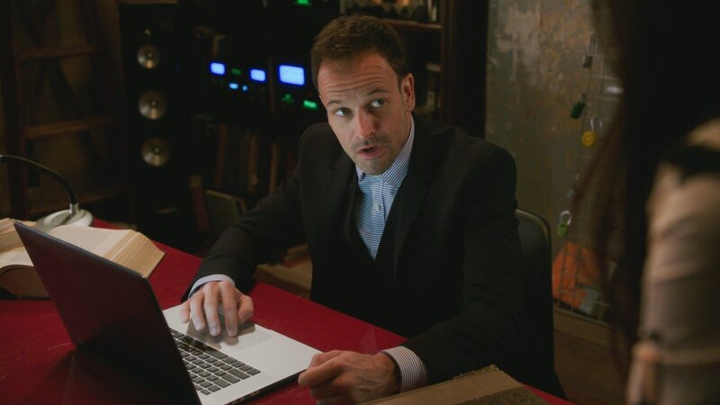 Sherlock (Jonny Lee Miller) sieht sich gezwungen, für die Lösung seines neusten Falls mit seinem Vater zusammenzuarbeiten … – Bild: CBS Broadcasting Inc.