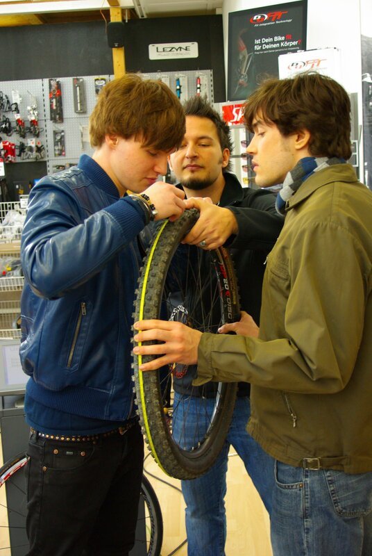 GRIPS Mathe – Unterricht zum Anfassen beim Ausmessen des Kreisumfangs im Bike-Shop. – Bild: BR/​Thomas Neuschwander