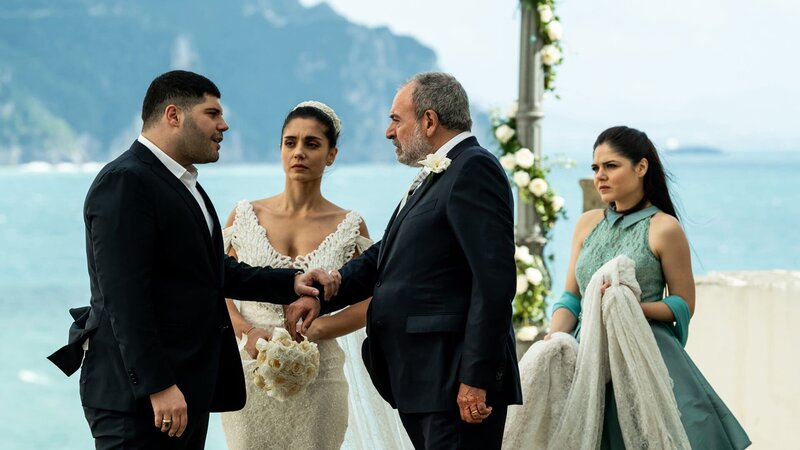 L-R: Genny Savastano (Salvatore Esposito), Patrizia (Cristiana Dell’Anna), Don Gerlando Levante (Gianni Parisi) und Azzurra Avitabile (Ivana Lotito) – Bild: AXN Black
